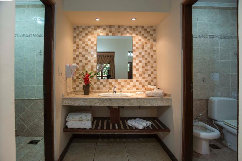 Arami Hotel & Lodge ปูแอร์โตอีกวาซู ภายนอก รูปภาพ